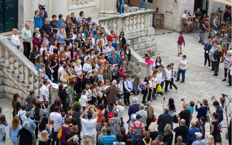 VIDEO Dubrovčani se u velikom broju pjesmom oprostili od Đele Jusića