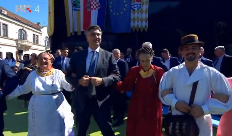 Plenković plesao u Vinkovcima - bila bi šteta da propustite tu snimku