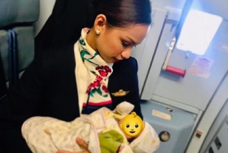 Beba počela plakati tijekom leta, svi hvale stjuardesu za ono što je napravila