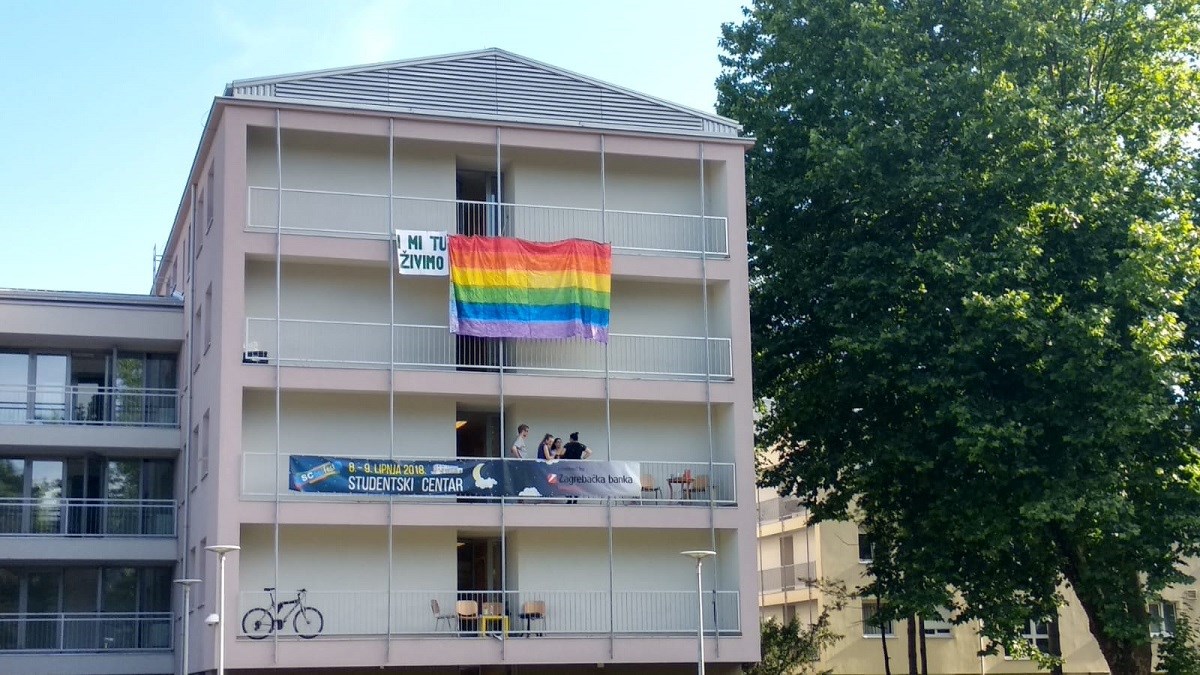 U zagrebačkom studentskom domu netko objesio gej zastavu: "I mi tu živimo"