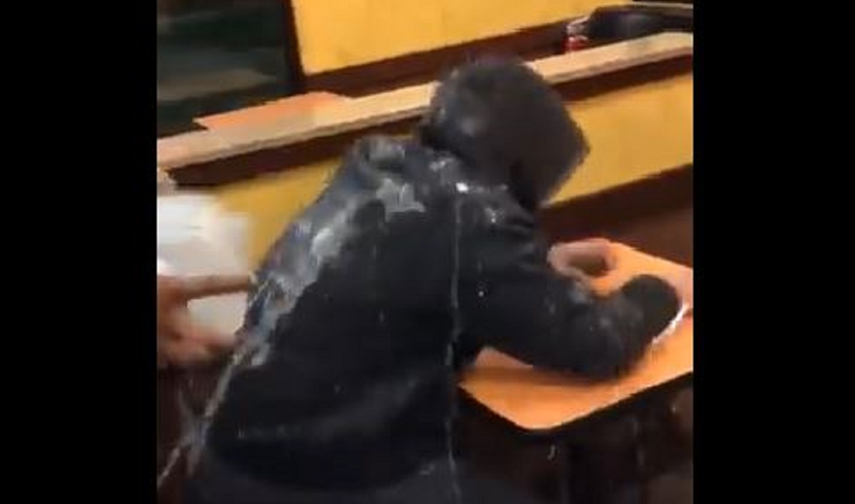 Bolesnog beskućnika izbacili iz poznatog restorana i zalili ga kantom vode