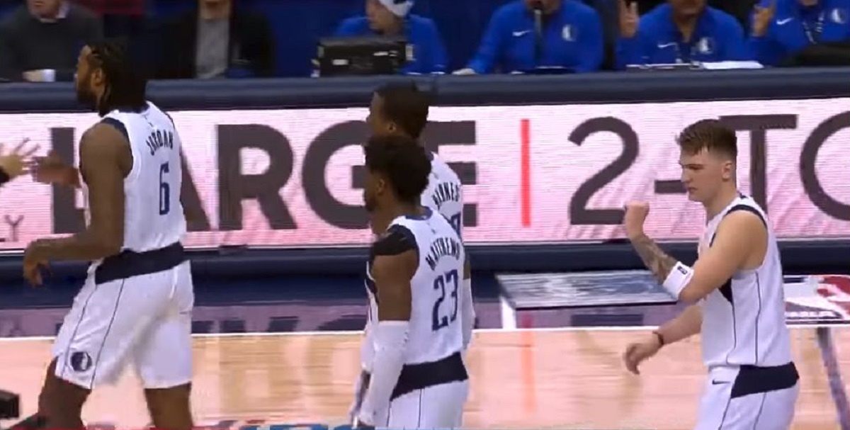 Dončića suigrač nije ni pogledao kada ga je išao grliti pa je Luka napravio ovo