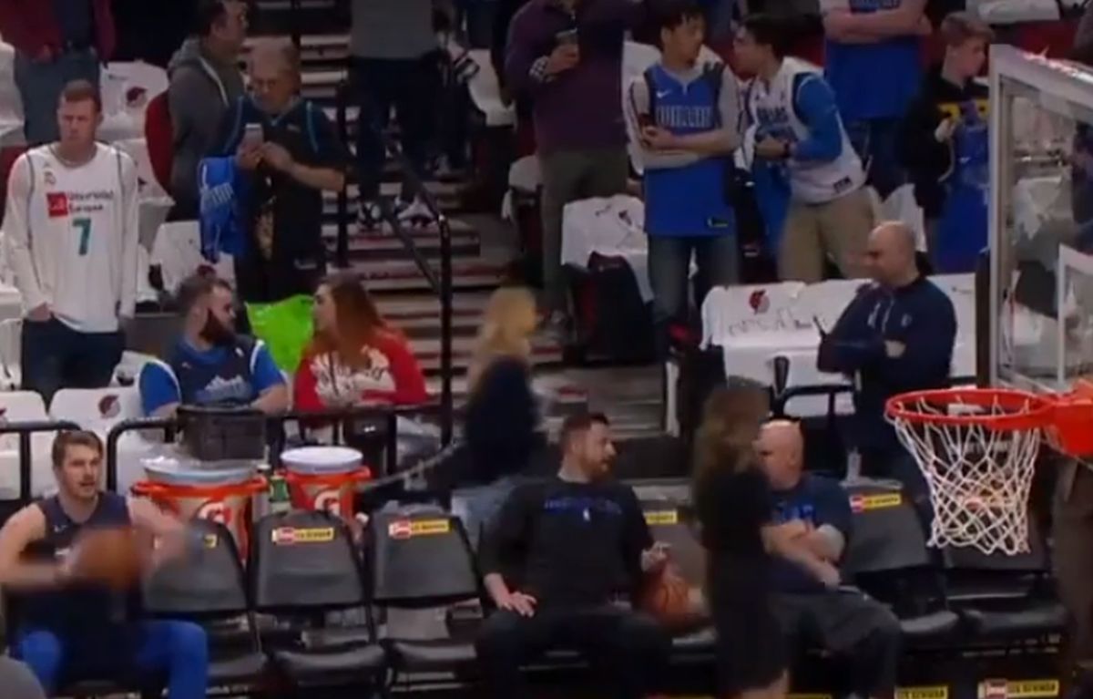 VIDEO Luka Dončić je toliko dobar da zabija i sjedeći na klupi
