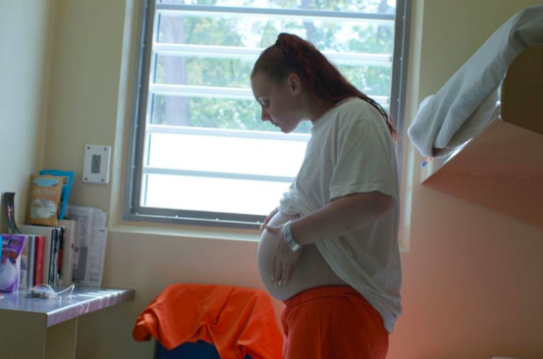 Mama ovisna o heroinu ponovno je trudna, ali ne želi se prestati drogirati