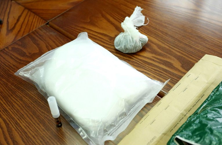 U Vrlici i Makarskoj uhvaćena tri dilera s kokainom, heroinom i travom