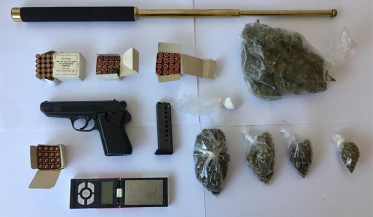 Mladiću iz Splita policija u stanu našla drogu i oružje