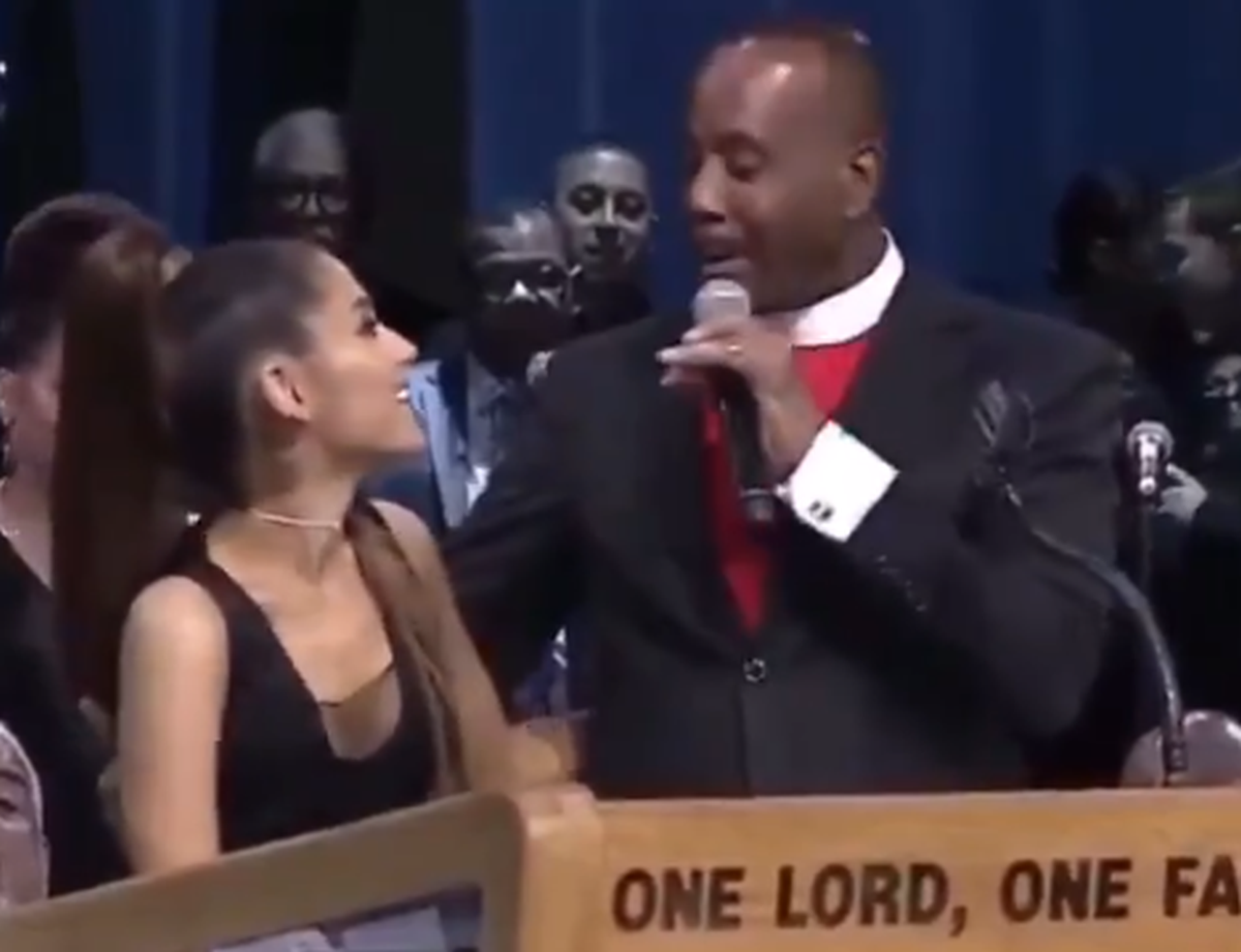 Svećenik šlatao Arianu Grande na sprovodu Arethe Franklin