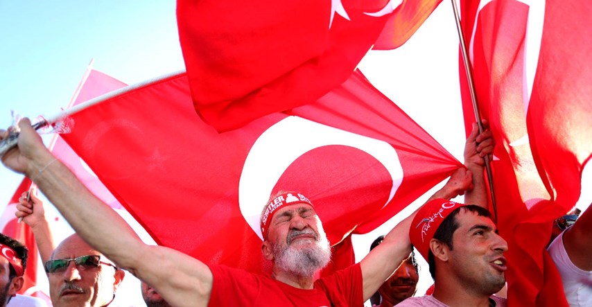 Turska traga za više od 1000 ljudi povezanih s neuspjelim državnim udarom