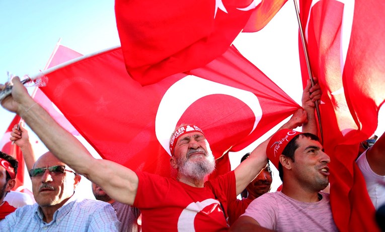 Turska traga za više od 1000 ljudi povezanih s neuspjelim državnim udarom
