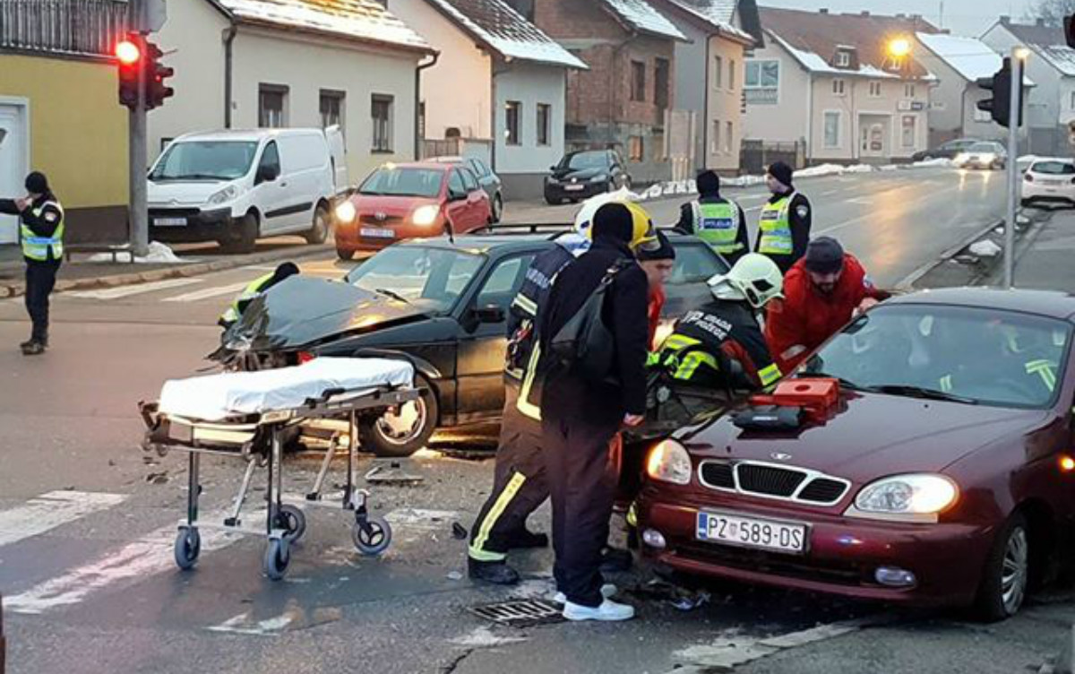 Nesreća u Požegi, iz smrskanog auta vatrogasci izvlačili ženu