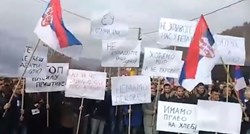 Srbi blokirali ceste na Kosovu, pogledajte snimku