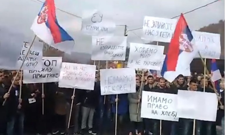 Srbi blokirali ceste na Kosovu, pogledajte snimku