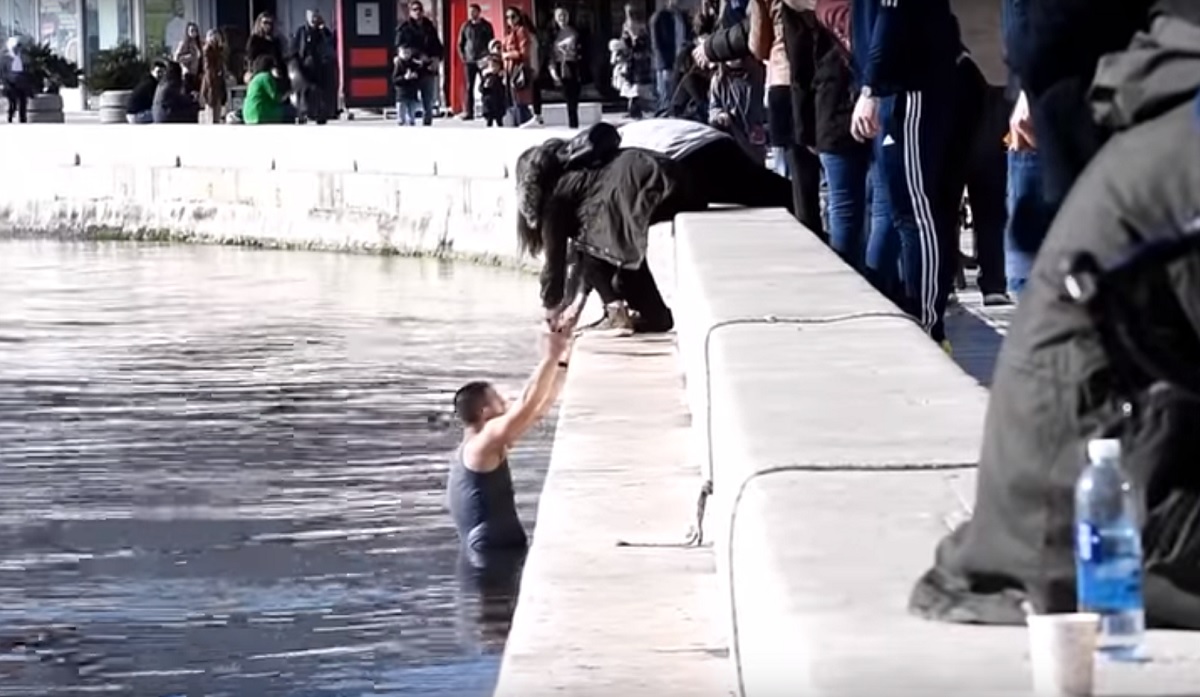 Svi pričaju da je Zvezdinom vaterpolistu pomogla samo jedna cura. To nije istina
