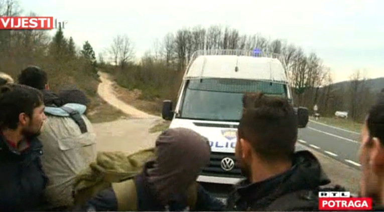 Pred televizijskim kamerama policija kod Slunja uletjela i privela migrante