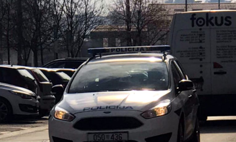 Pogledajte kako je policija ostavila auto u Karlovcu