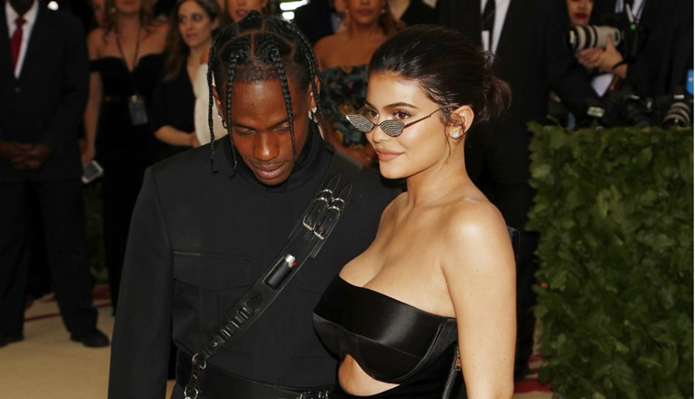 Kylie Jenner pokrenula glasine o udaji za Travisa Scotta