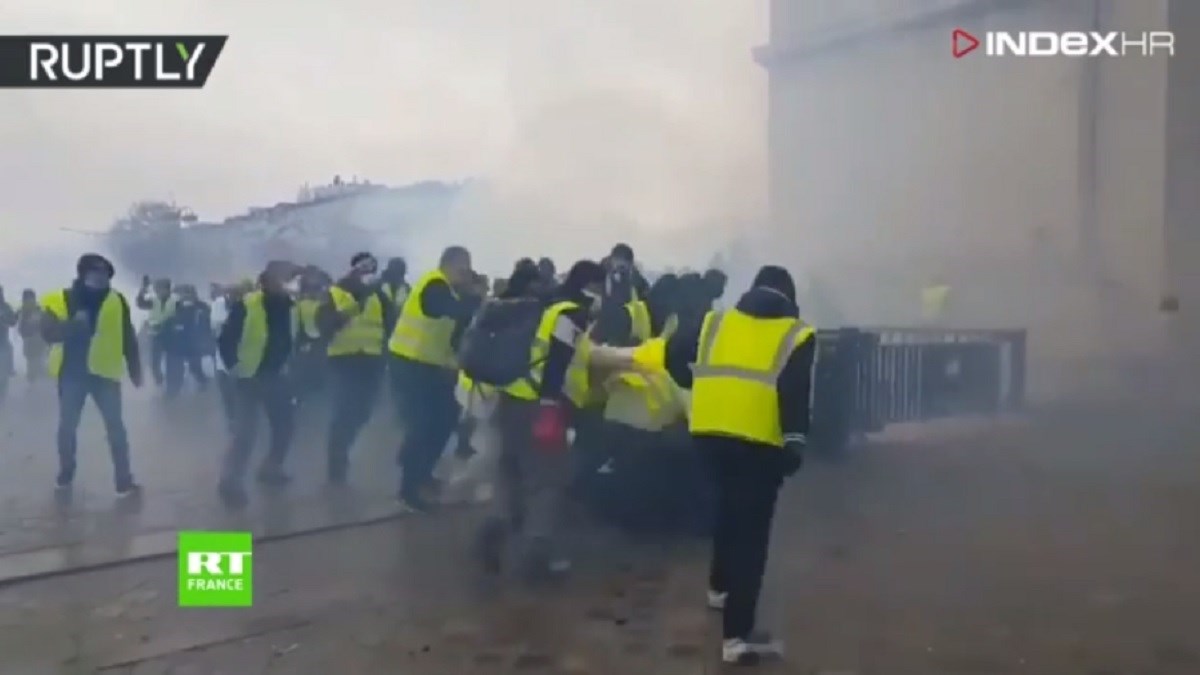 VIDEO Prosvjednici u Parizu pretukli policajca pa ga pustili