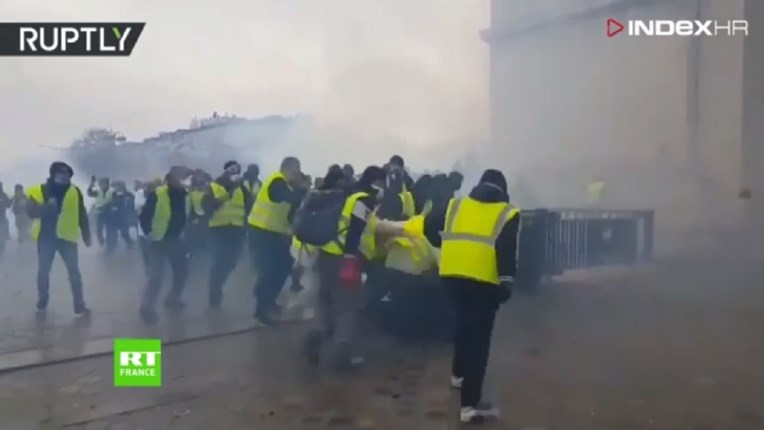 VIDEO Prosvjednici u Parizu pretukli policajca pa ga pustili