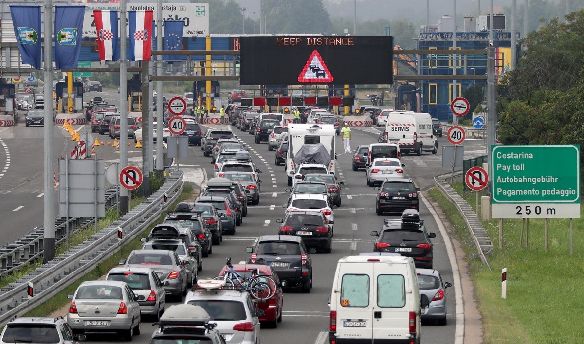Od ranog jutra kilometarske kolone prema moru