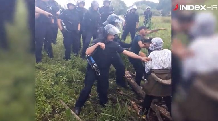 Pogledajte video koji su snimili migranti, hrvatska policija bacila suzavac na djevojke