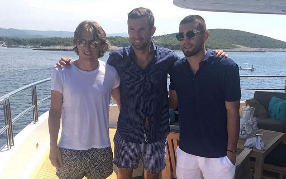 Darijo Srna pohvalio se fotkom s Modrićem i Kovačićem, žena mu prigovorila