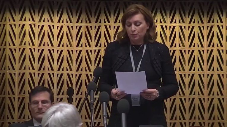 VIDEO Poslušajte užasni govor srpske zastupnice na tarzanskom engleskom