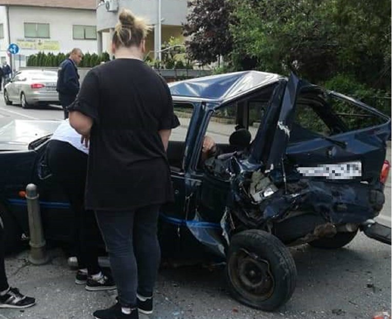 Nesreća u Zagrebu: Auto skršen, ozlijeđene dvije osobe