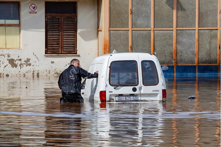 FOTO Kiša potopila Dubrovnik: Voda je svugdje, pogledajte kako grad izgleda