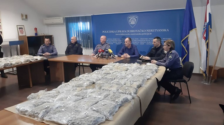 Pas na granici nanjušio 61 kilu marihuane, uhićeni Crnogorci