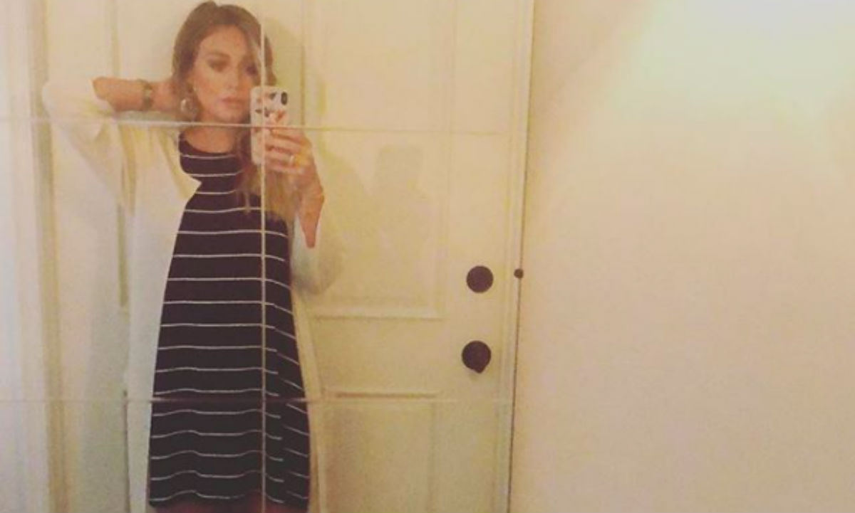 Hilary Duff odjenula crni bikini i pokazala trudnički trbuščić