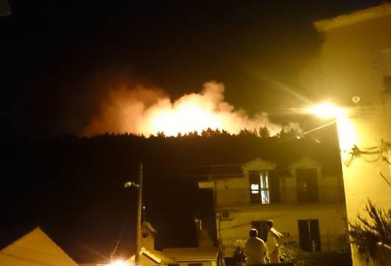 FOTO Veliki požar kod Omiša, zapalila se šuma nekoliko metara od kuća