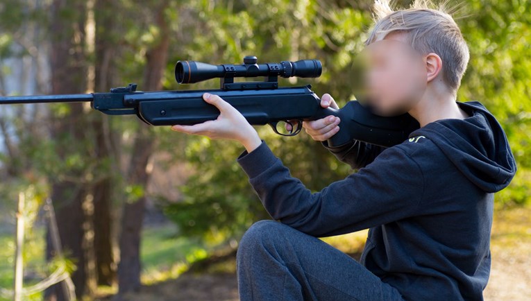 Djeca se igrala sa zračnom puškom u Benkovcu, 7-godišnjak teško ozlijeđen
