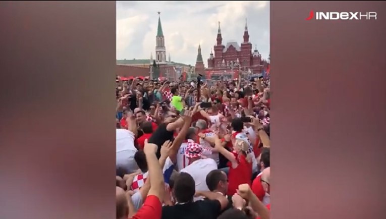 VIDEO Pogledajte kako ministar Capelli slavi s navijačima u Moskvi