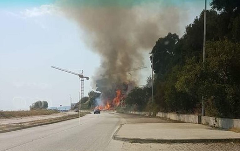 FOTO Požar zahvatio objekte na splitskom Žnjanu, sumnja se da je podmetnut