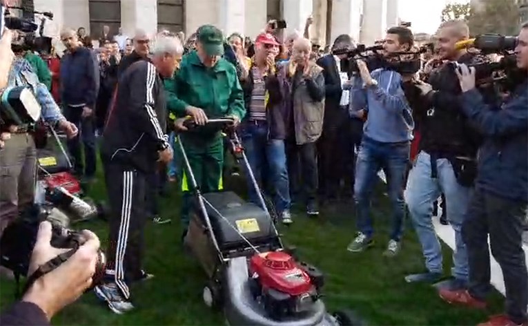 VIDEO Bandić kosio travu kod Džamije, dočekali ga i prosvjednici