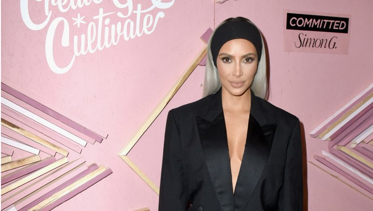 Po uzoru na Hailey Bieber: Kim Kardashian potvrdila najčudniji trend sezone