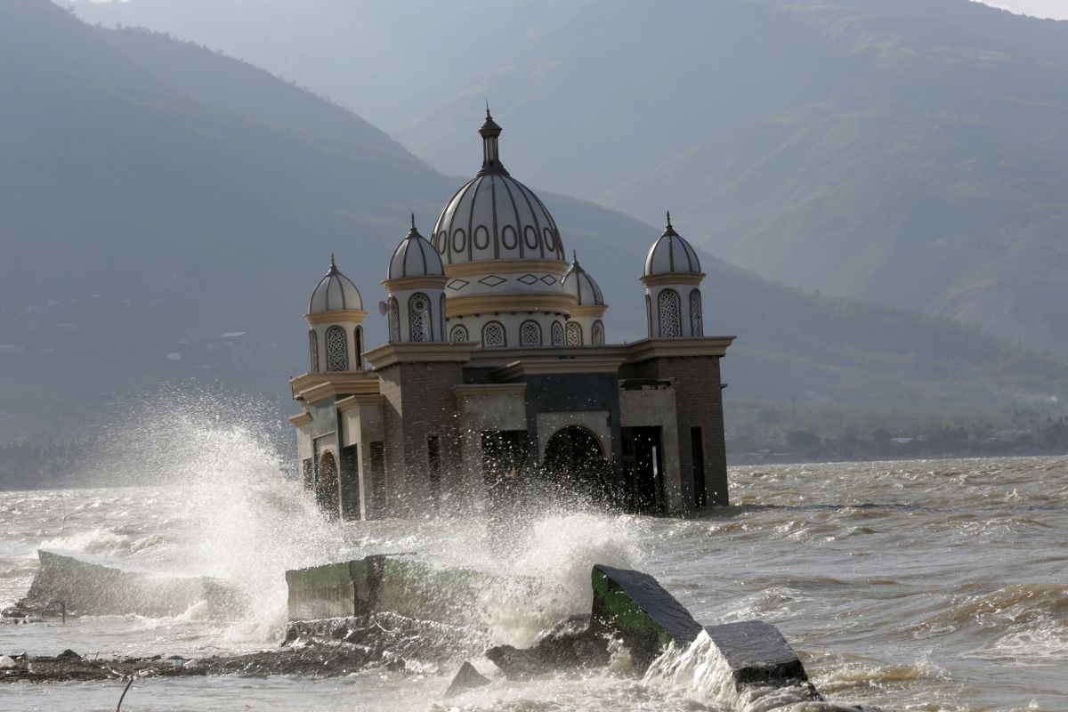 Potres i tsunami u Indoneziji ubili 1763 osobe, preko 5000 ih je nestalo
