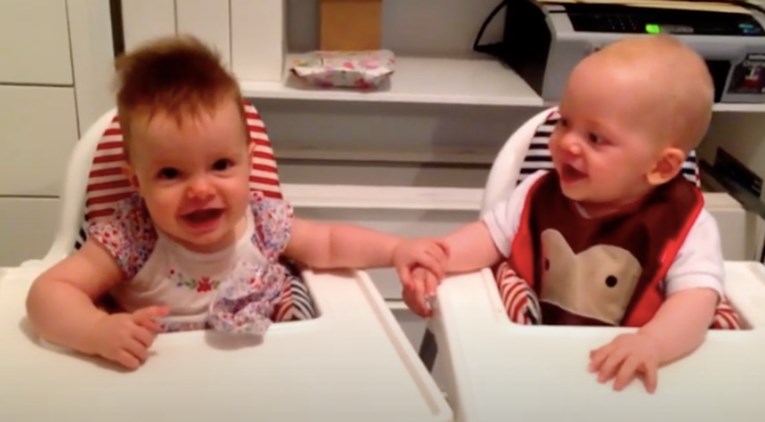 Pokušajte se ne nasmijati kad čujete zarazan smijeh simpatičnih blizanaca