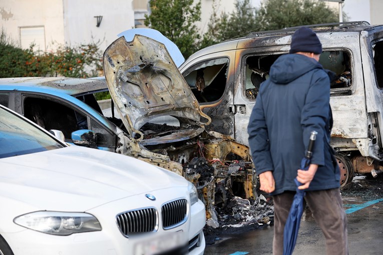 FOTO Tri automobila oštećena u požaru u Splitu