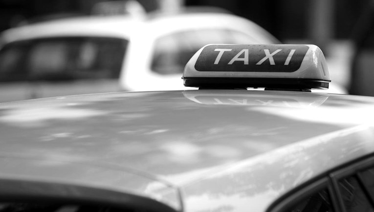 Karlovački taksist dirao putnicu po grudima i nogama. Kažnjen s 3300 kuna