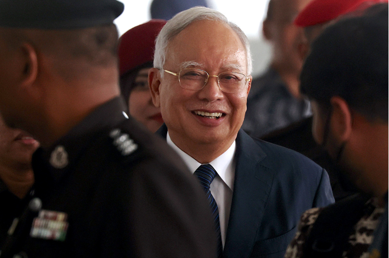 Bivšem malezijskom premijeru još 15 godina zatvora i kazna od 2.8 milijardi dolara