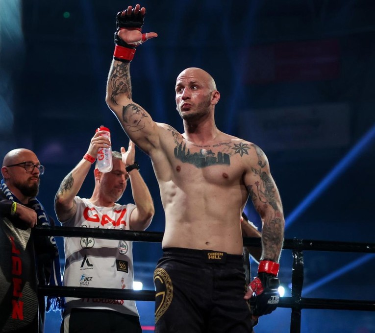 Fantastični Martinjak nokautirao Srbina u prvoj rundi. Nakon meča razmijenili zastave