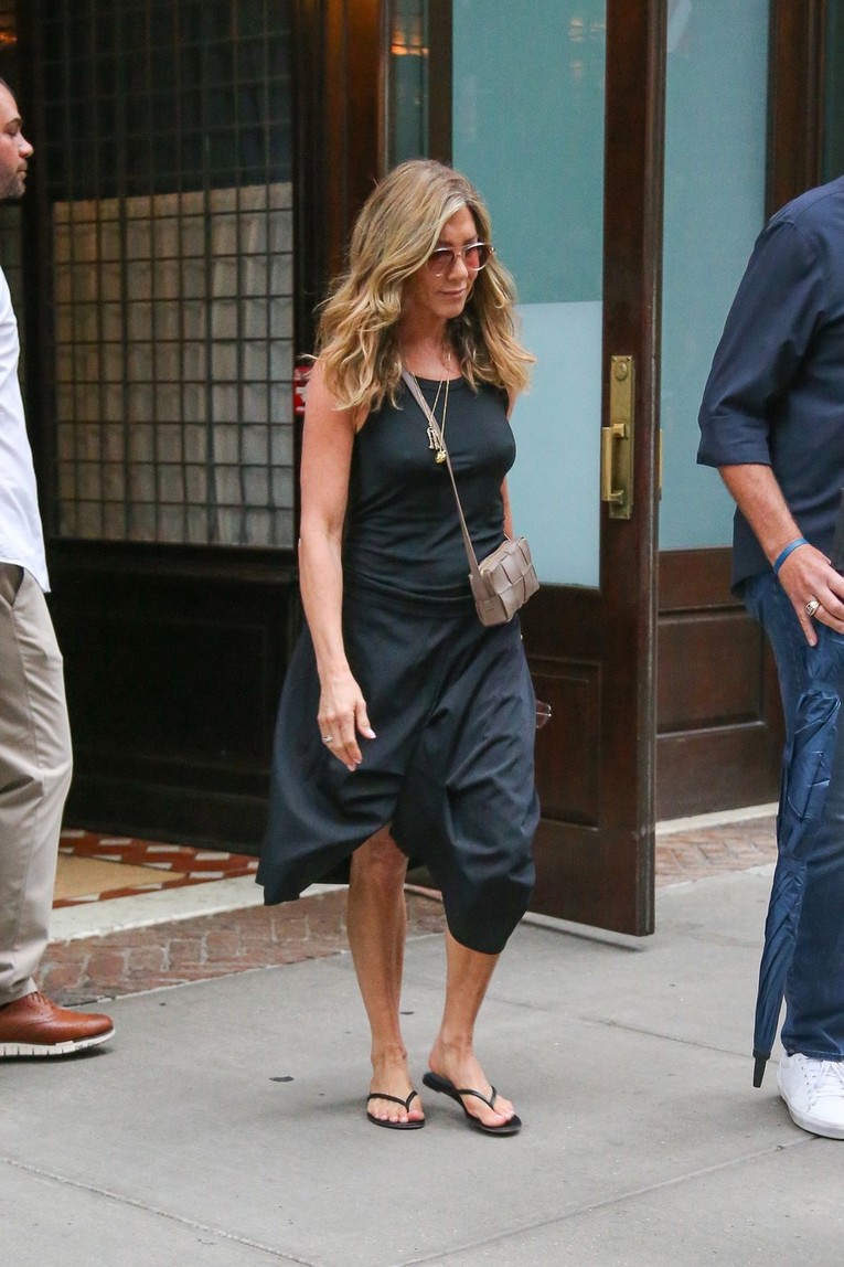 Jennifer Aniston pokazuje zašto su crne japanke vječni ljetni klasik