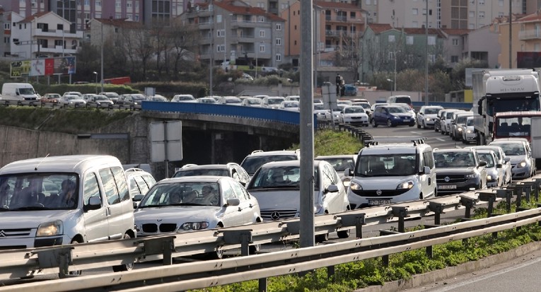 Cura na motoru postala hit na Facebooku, ne samo zbog prozirnog outfita