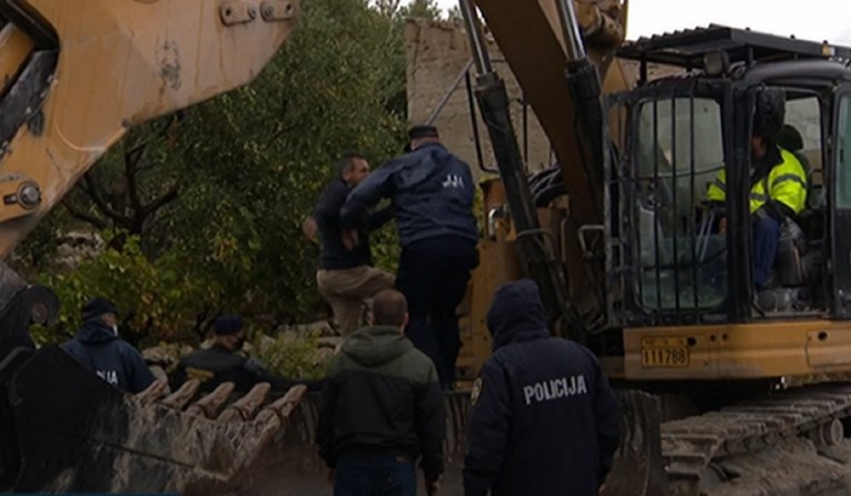 Incident na Pelješcu: Oduzeli mu zemlju jer će tu ići cesta, pokušao zaustaviti bager