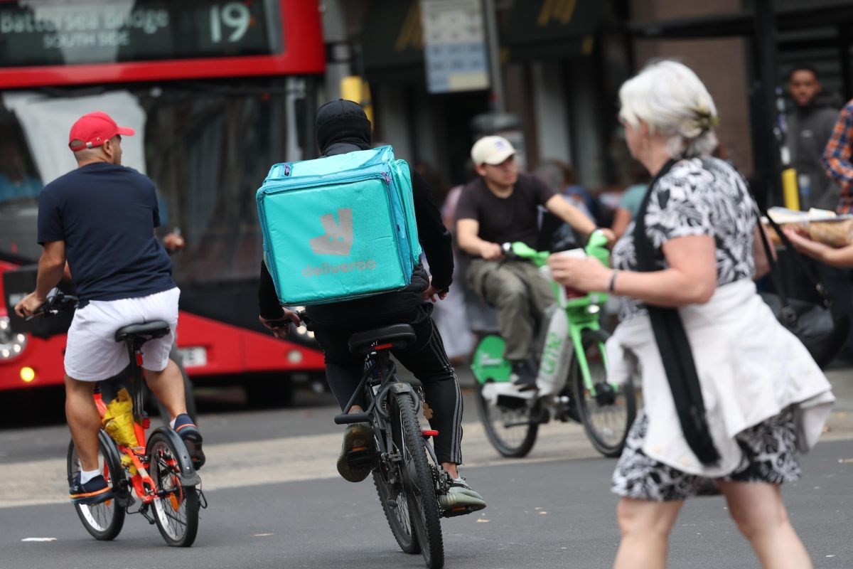 Ilegalni imigranti unajmljuju vozila dostavljača u Britaniji. Ministrica: Neće više