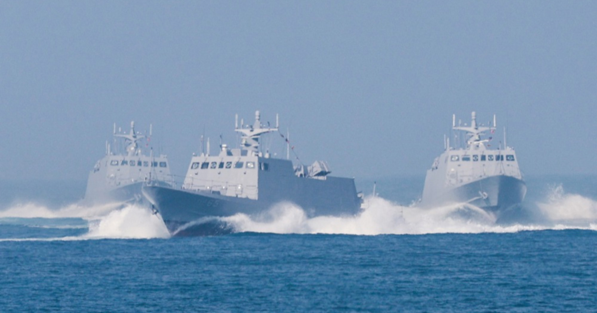 Trump gomila vojsku, prijeti Iranu. Oglasila se Kina