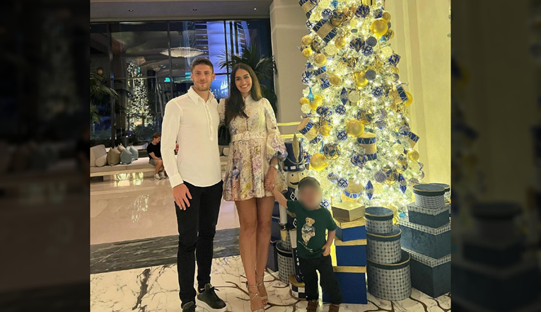 Andrej Kramarić čestitao Božić fotografijom sa suprugom i sinom