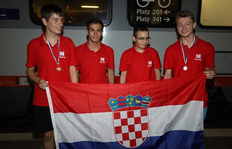 FOTO Mladi informatičari osvojili su u Slovačkoj hrpu medalja. Dočekali smo ih
