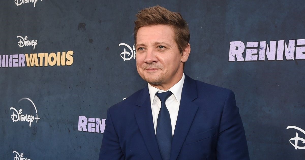 Jeremy Renner prvi put nakon nesreće na crvenom tepihu, hodao uz pomoć štapa